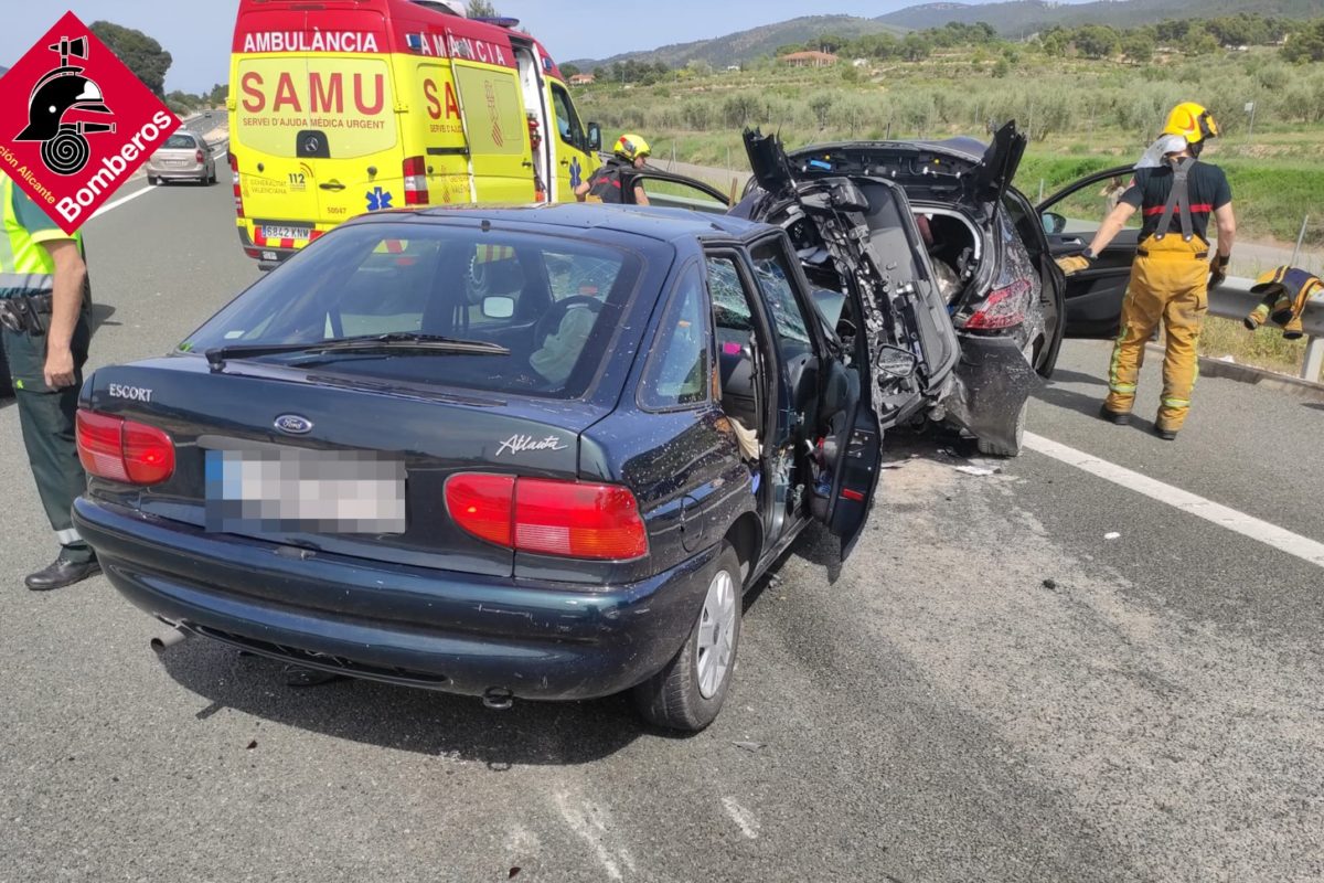 Tres heridos y cuatro vehículos implicados en un accidente en la A-7