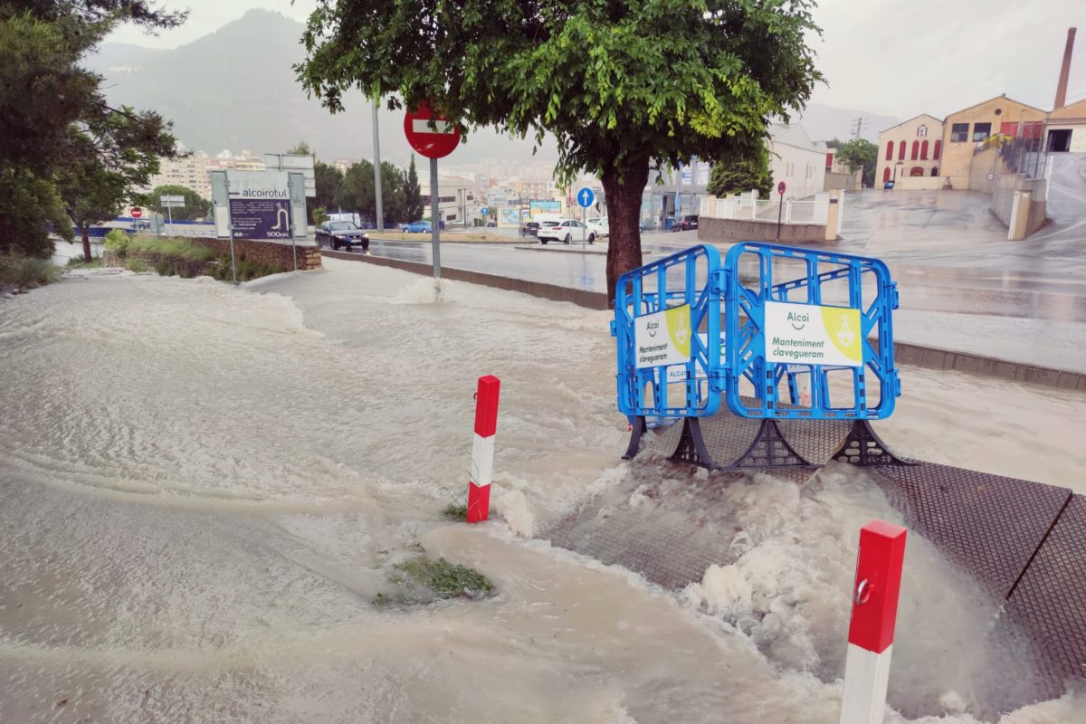 Una espectacular tormenta sobre Alcoy