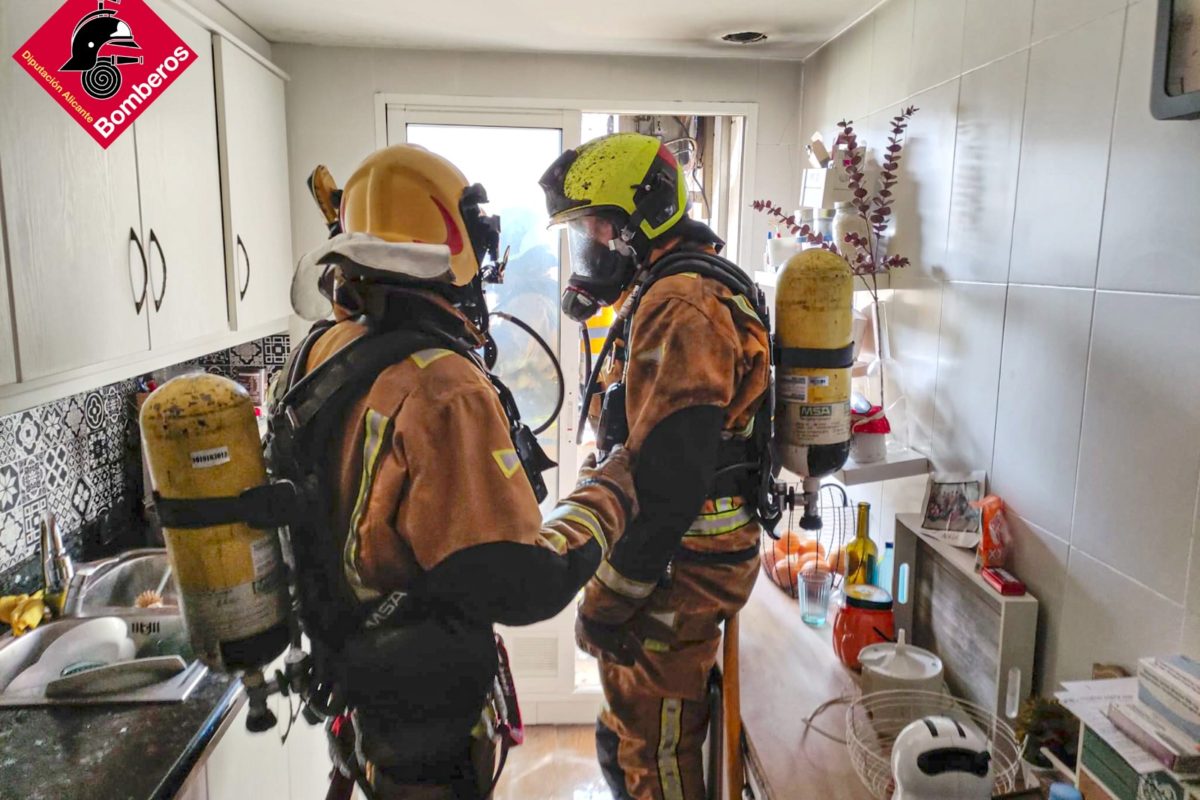 Incendi al balcó d'un habitatge a Alcoi