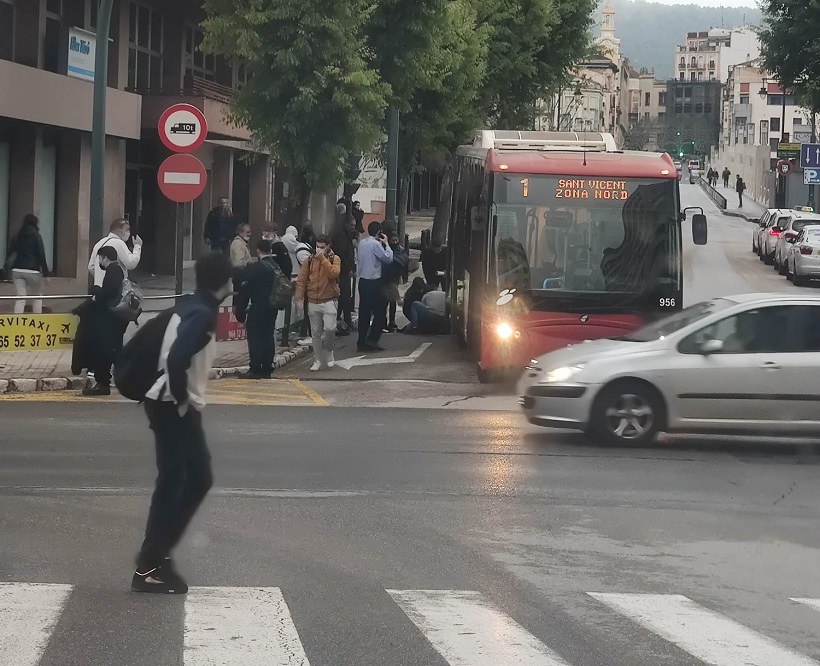 Un autobús atropella a una mujer en Alcoy