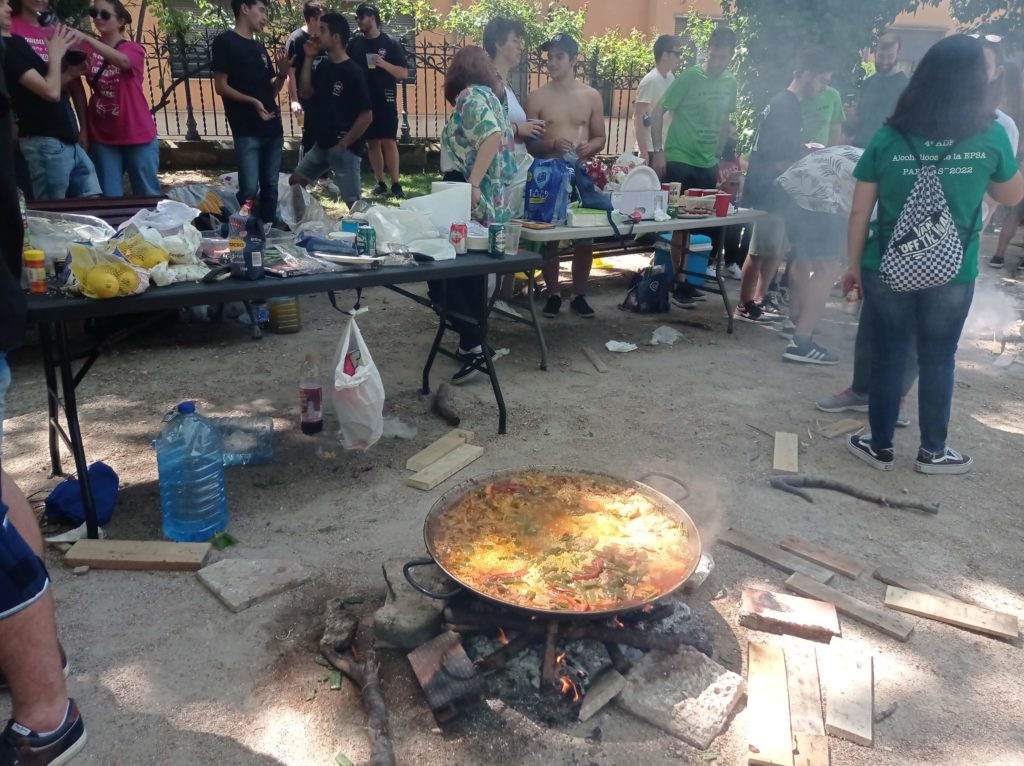 Los universitarios de la UPV recuperan la fiesta de las paellas