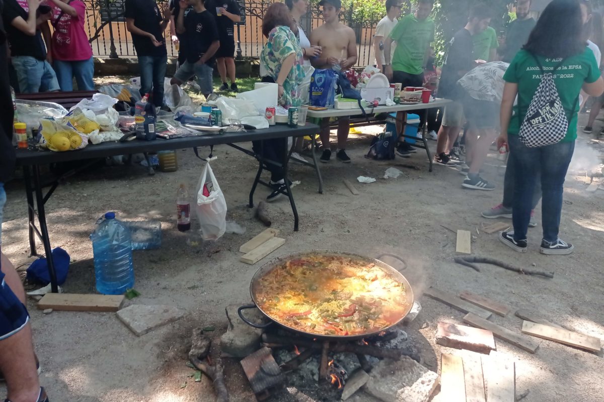 Los universitarios de la UPV recuperan la fiesta de las paellas