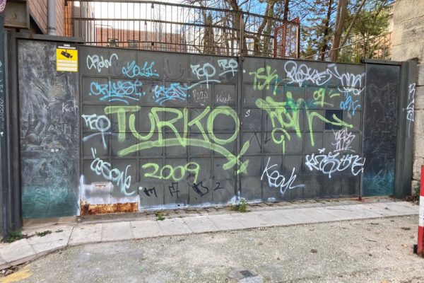 Compromís demana que es restauren les portes de Toni Miró de El Romeral