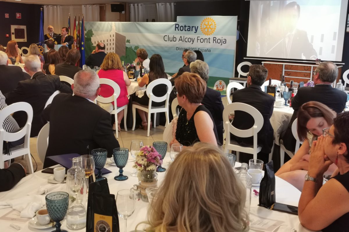 El Club Rotary Font Roja organiza una fiesta ibicenca