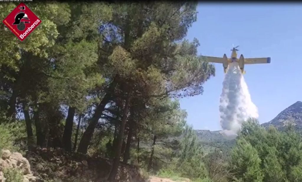 Mitjans aeris intervenen en l'extinció d'un incendi a Alcoleja