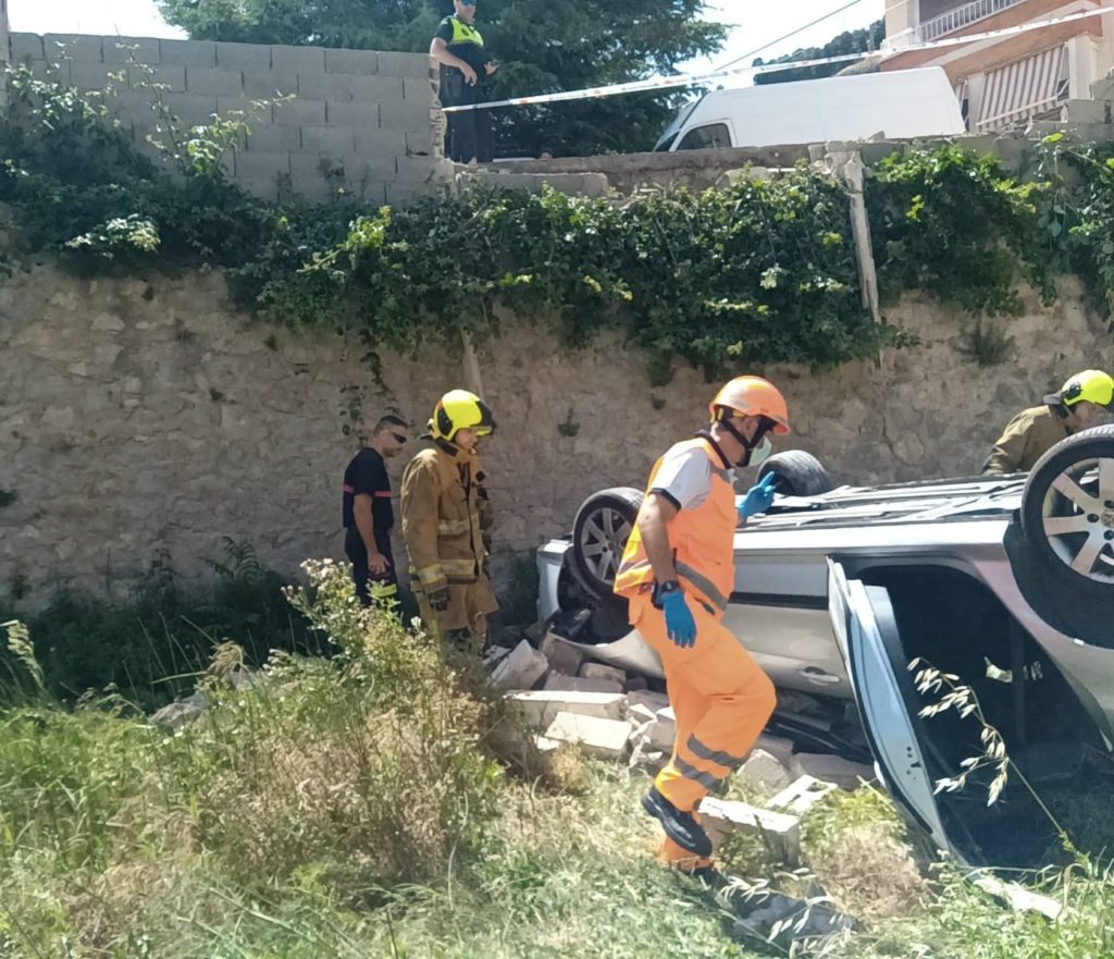 Aparatoso accidente tras derribar un muro