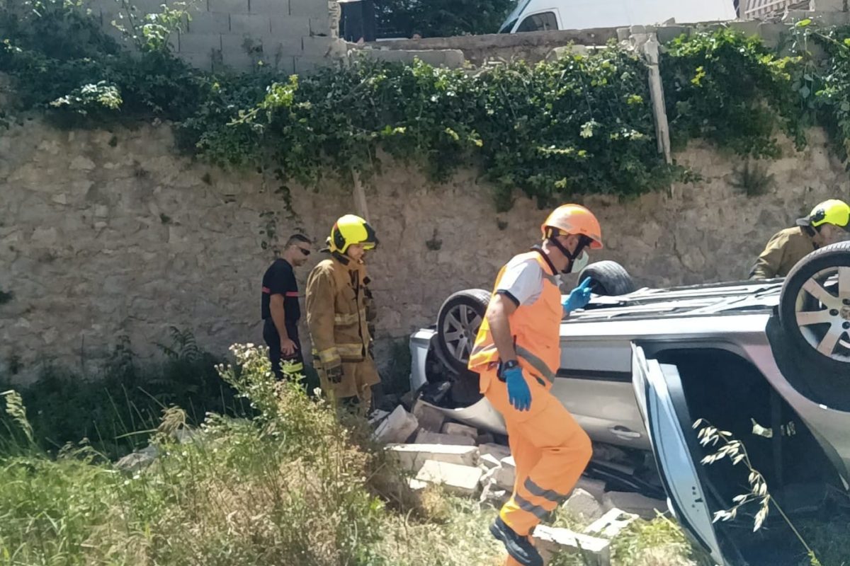 Aparatoso accidente tras derribar un muro