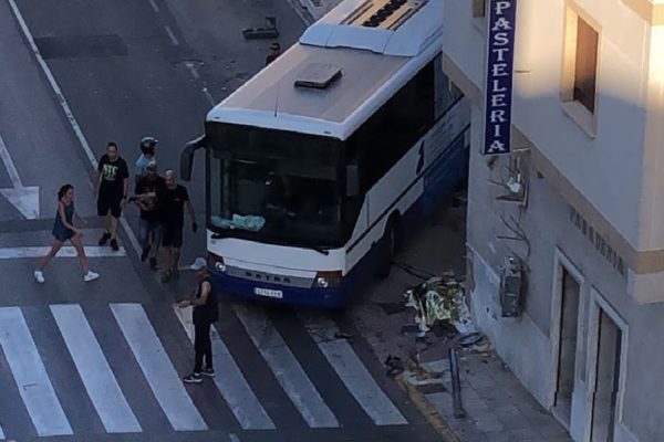 Un fallecido en un accidente de un autobús en Muro