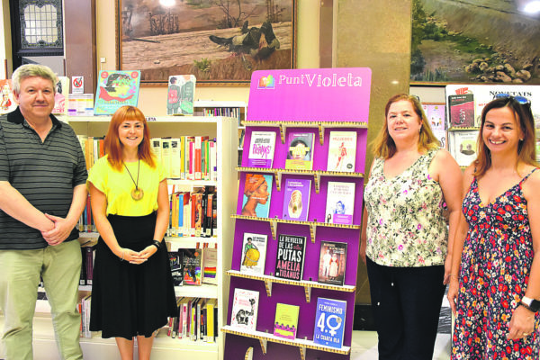 El Ayuntamiento de Alcoy amplía el número de libros del Punto Violeta