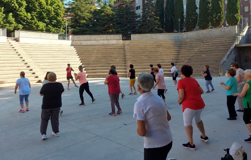 La Gent Gran gaudeix de classes a l'aire lliure