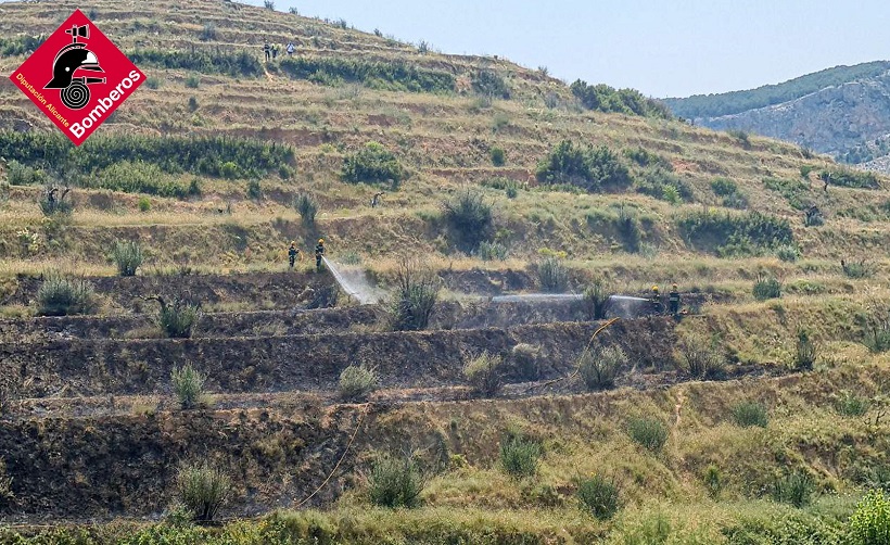 La rápida intervención propicia el control de un incendio en Cotes Altes