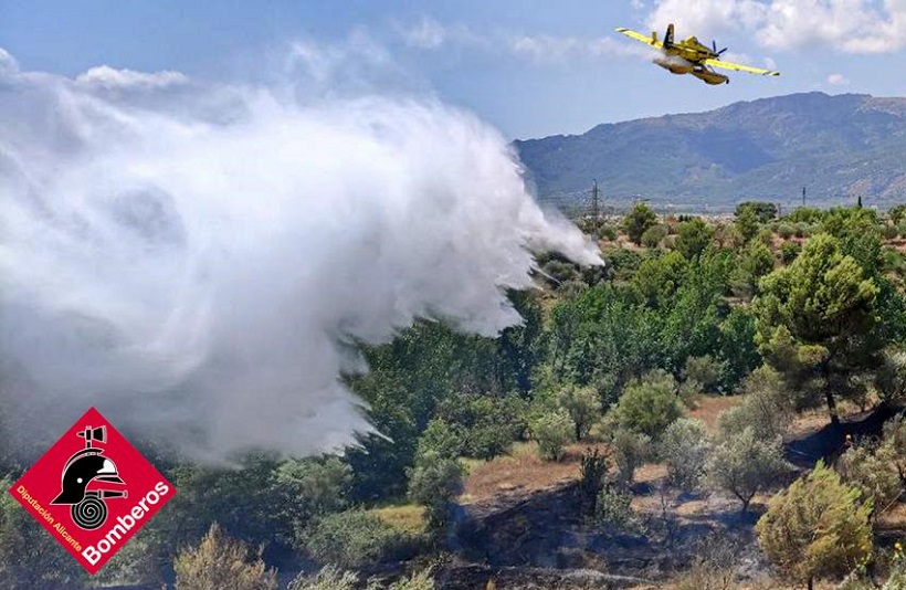 Los bomberos sofocan un incendio en un barranco de Muro