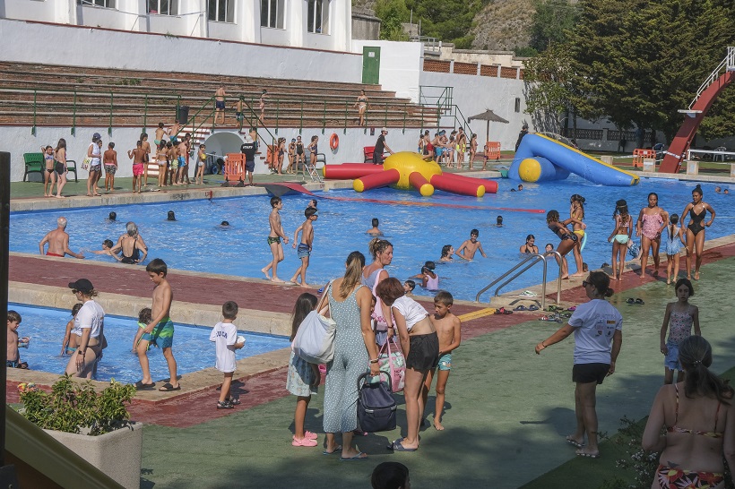 La diversión más acuática inunda la piscina municipal