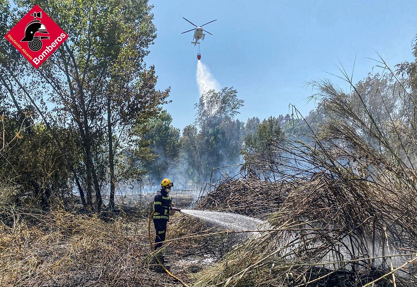 Medios aéreos y terrestres intervienen en un incendio en Beniarrés