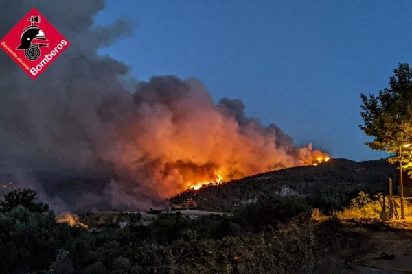 L'incendi de la Vall d'Ebo obliga a evacuar municipis del Comtat