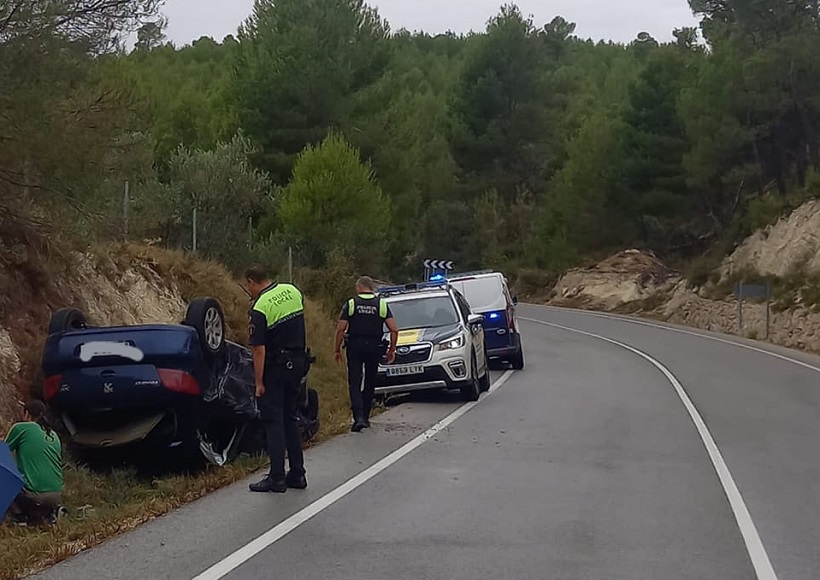 Un hombre resulta herido tras volcar su coche en la carretera de Bañeres