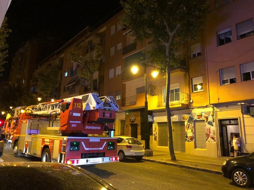 Els bombers sufoquen un incendi en un habitatge en Santa Rosa