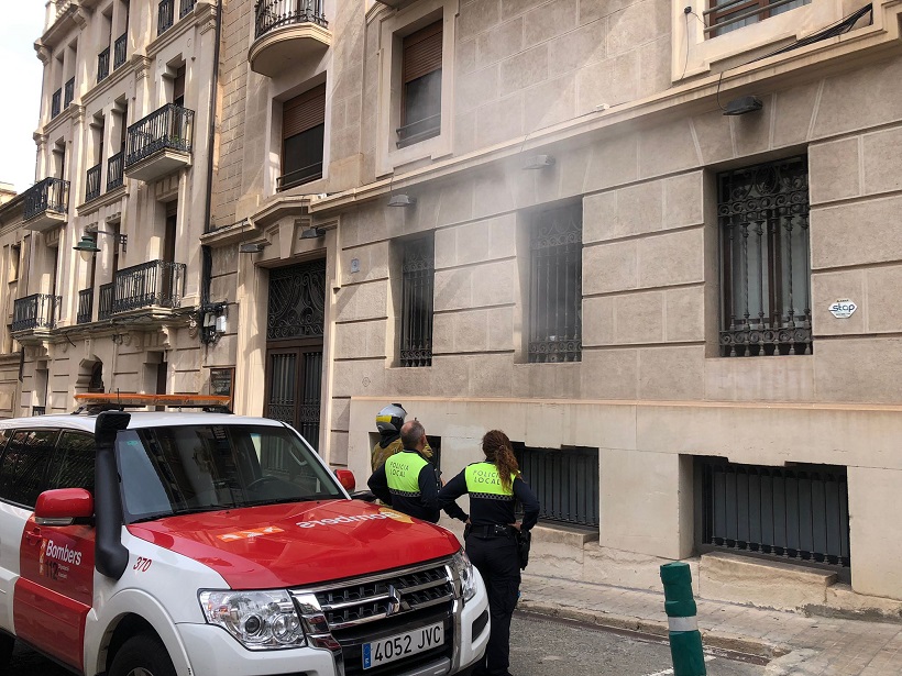 Intervienen en el incendio de una papelera en una vivienda