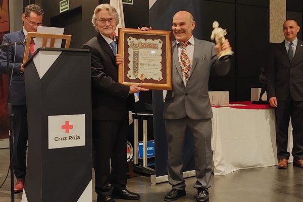 Eusebio Requena recibe el ‘Tamborilero’ de Cruz Roja