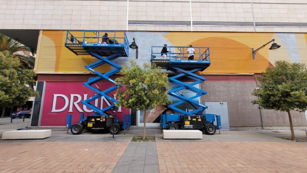 El Centro Comercial Alzamora  le da un toque artístico a su fachada