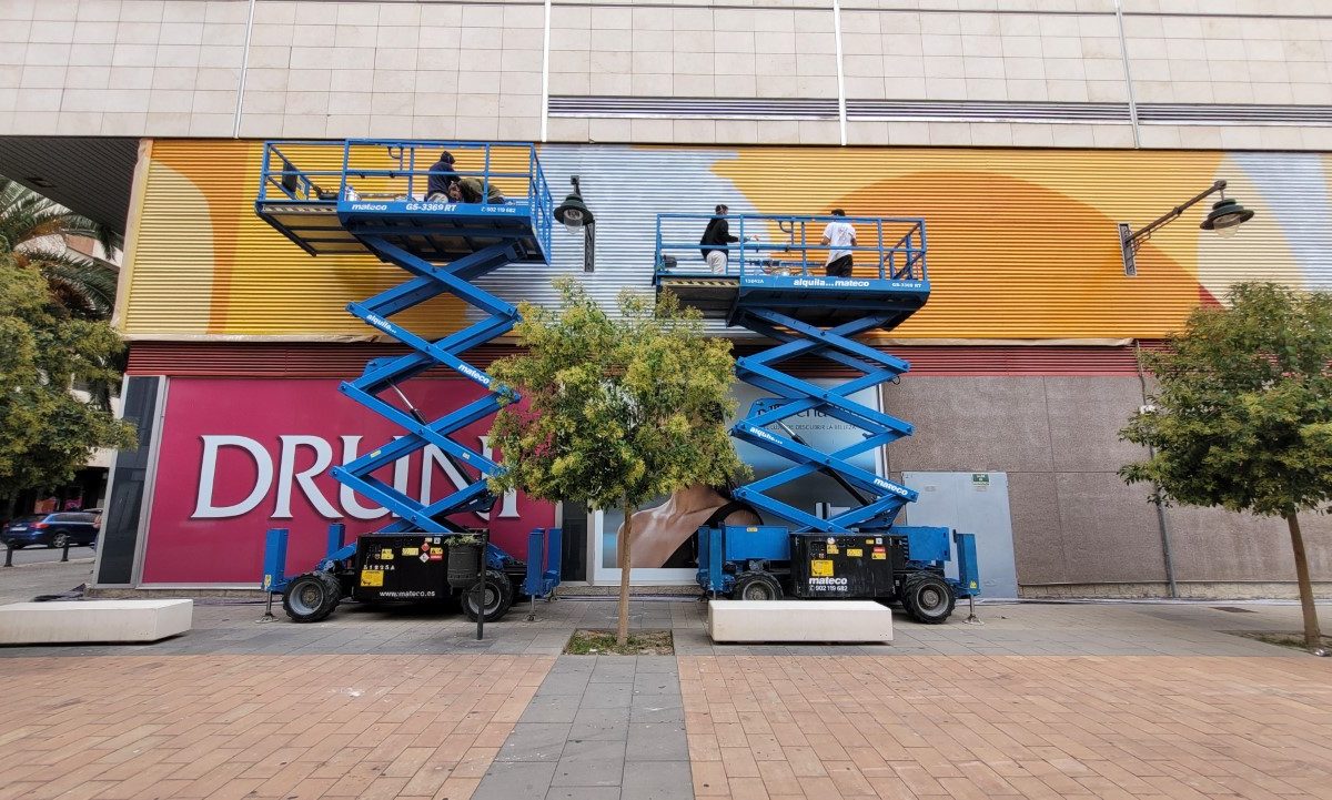 El Centro Comercial Alzamora  le da un toque artístico a su fachada