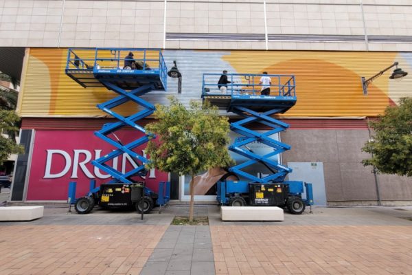 El Centro Comercial Alzamora  le da un toque artístico a su fachada