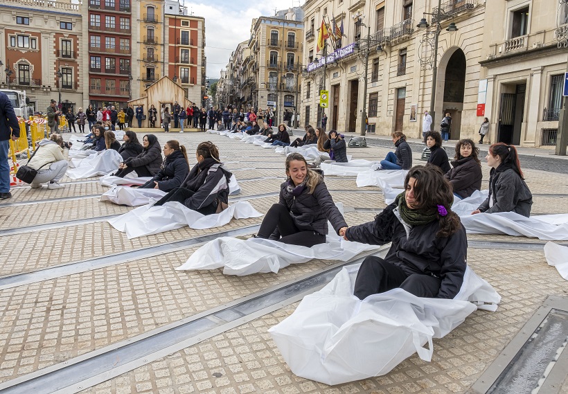 Performance con recuerdo a las víctimas de la violencia machista