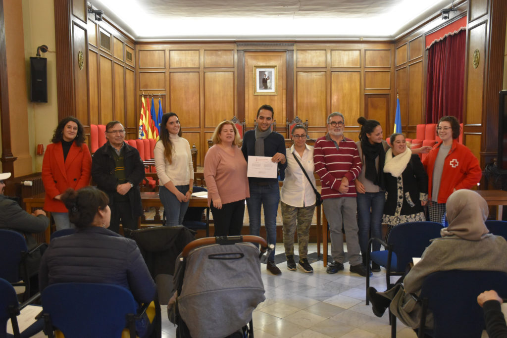 Un total de 27 migrantes recogen los diplomas de la Escuela de Acogida