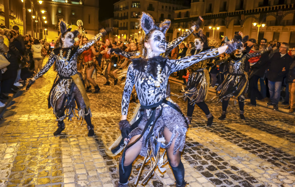 Alcoi torna a vibrar hui a ritme de Carnestoltes