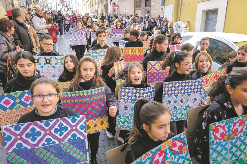 Carrers plens de color i bullícia