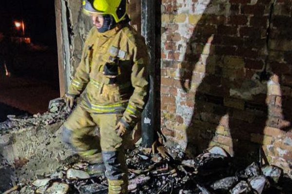 El fuego afecta a una vivienda de tres plantas en Benimarfull