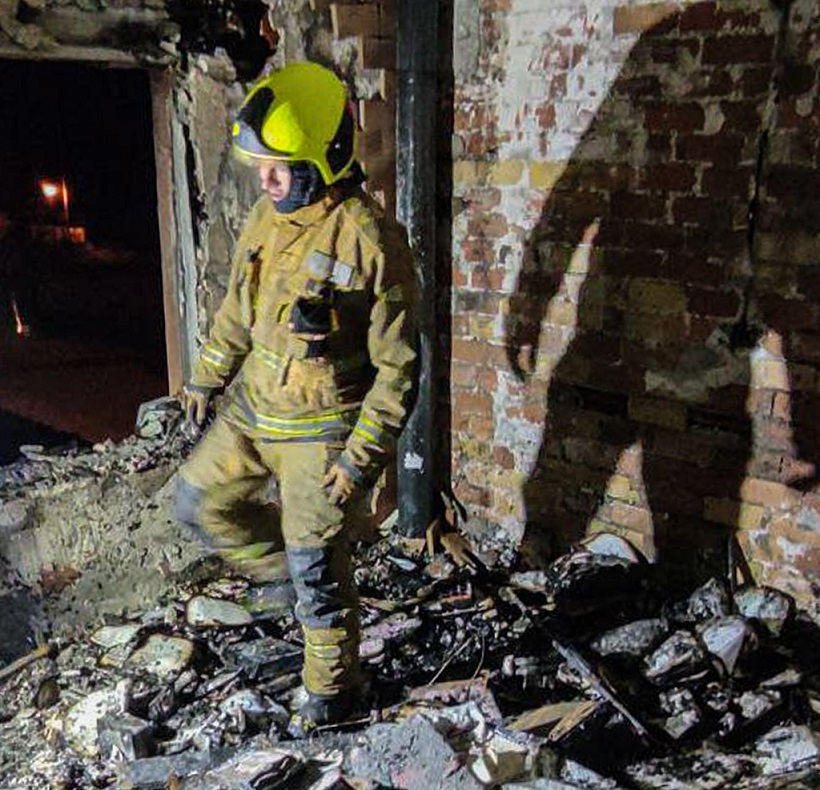 El fuego afecta a una vivienda de tres plantas en Benimarfull