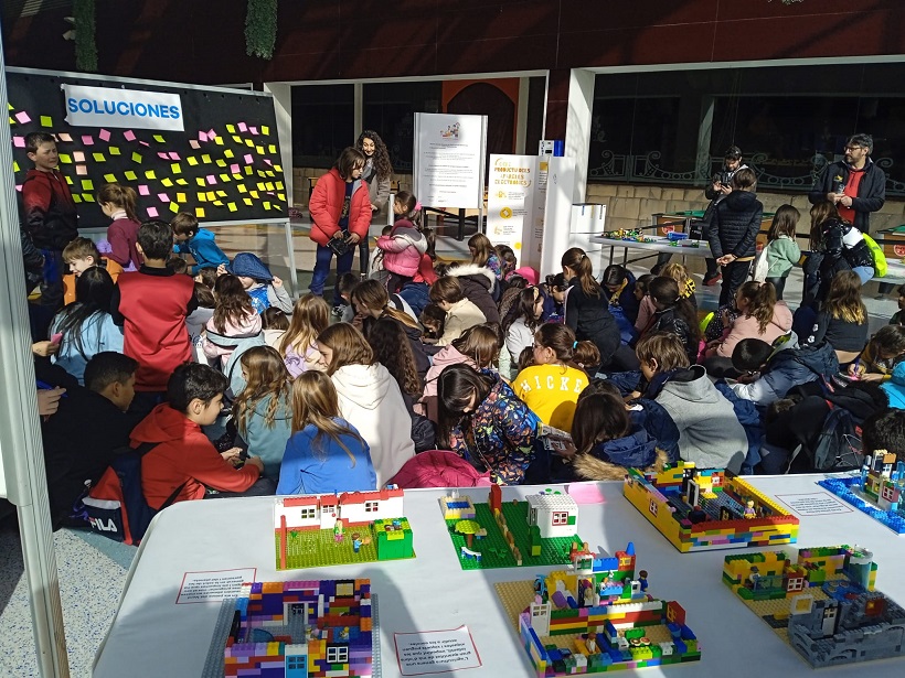 El CEIP El Romeral de Alcoi visita la exposición de 'Construye Valores'