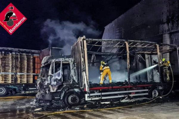 Un incendi calcina totalment dos camions d'una fàbrica d'Ibi