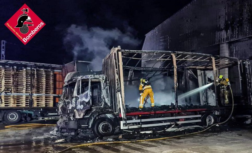 Un incendi calcina totalment dos camions d'una fàbrica d'Ibi