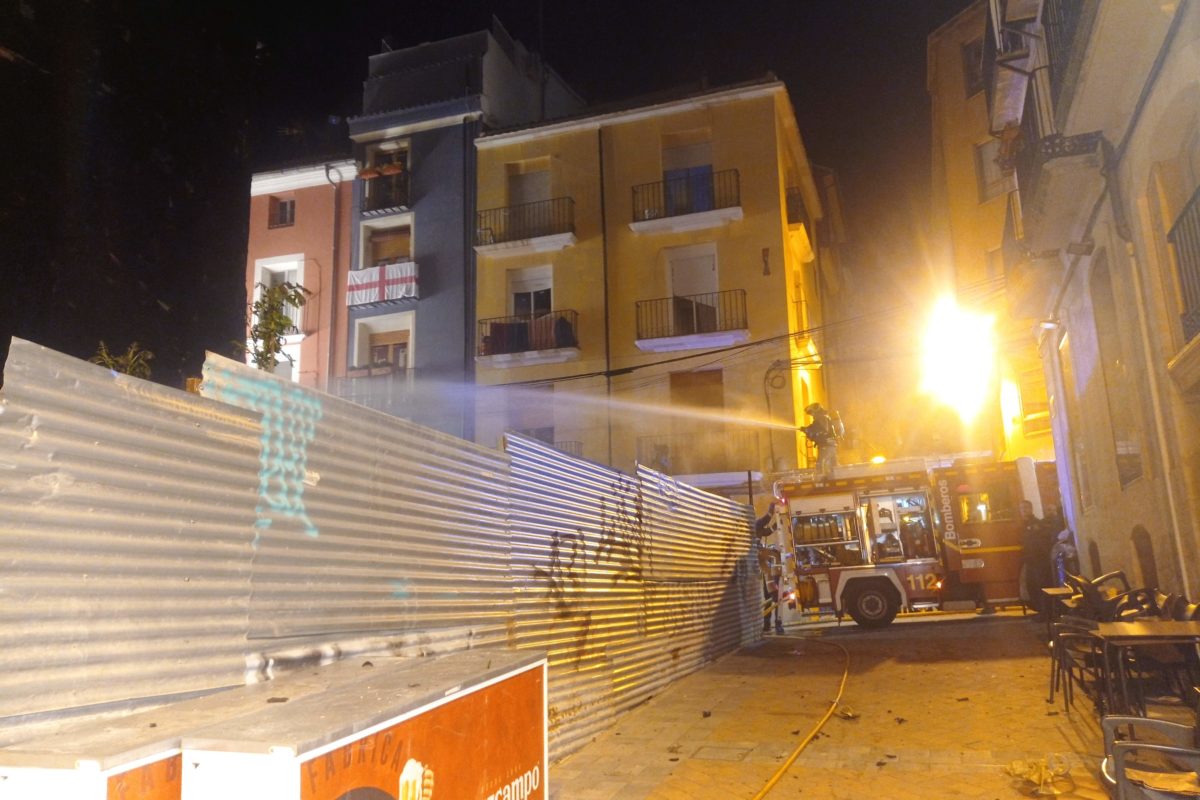 Aparatoso incendio de una fachada en la calle Sant Francesc