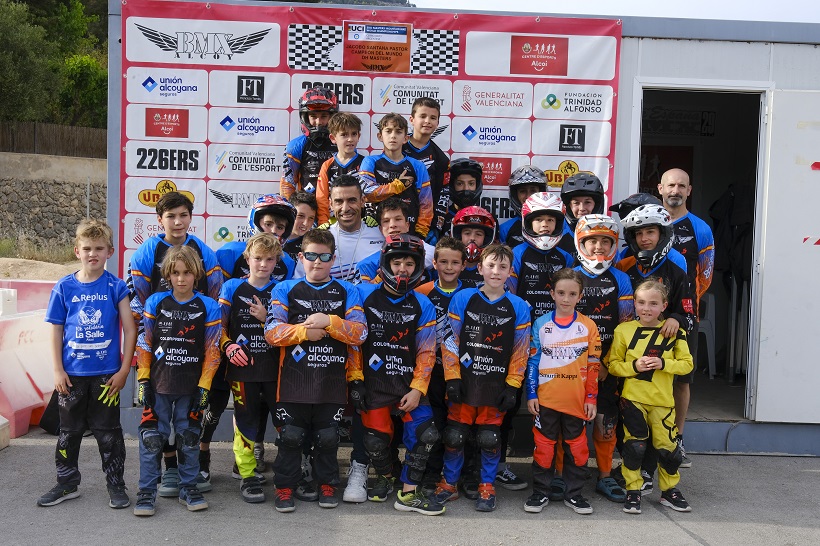 El Club BMX Alcoi rinde honores a su socio más ilustre