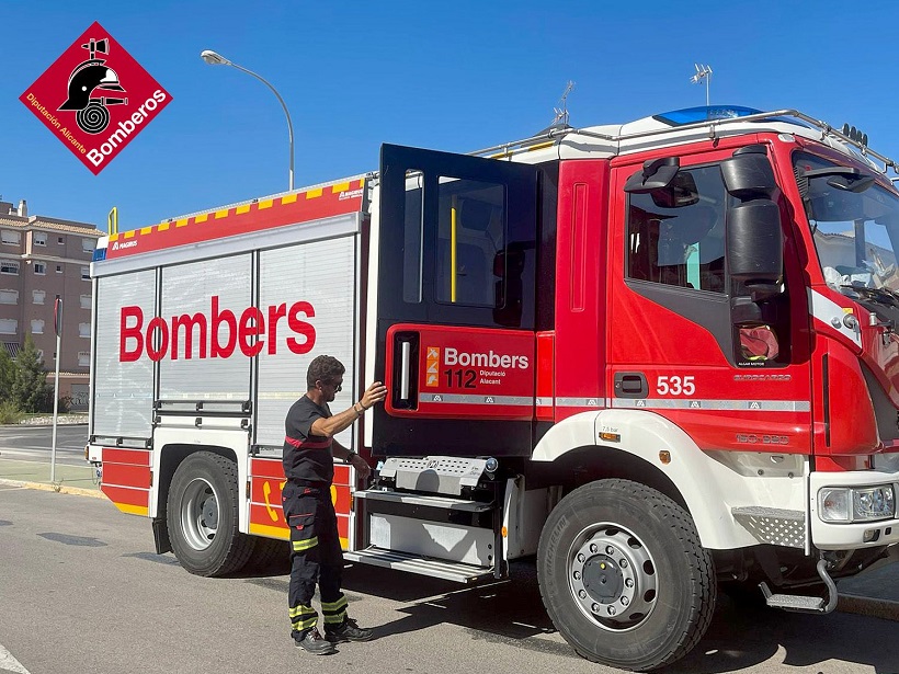 Los bomberos sofocan un incendio de masa forestal en Benifallim