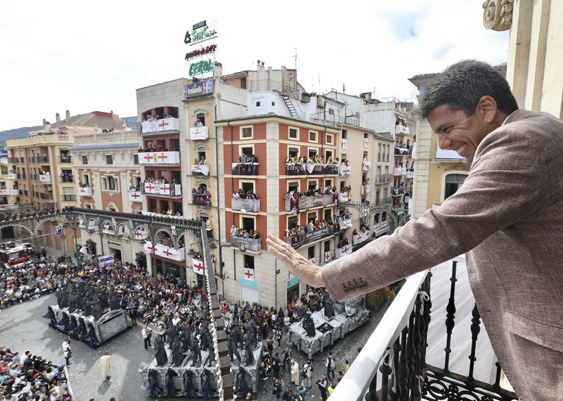 Mazón: “Alcoi s'obri al món i el món mira a Alcoi gràcies a les seues festes de Moros i Cristians”