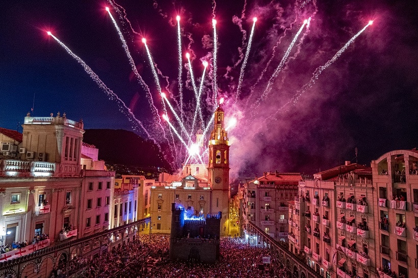 Los alcoyanos, liderados por Sant Jordiet, despiden las fiestas de este 2023