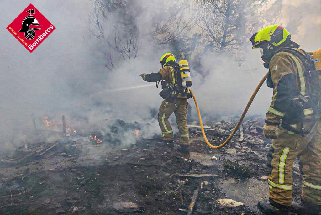 Un incendi crema restes i fem en una nau abandonada