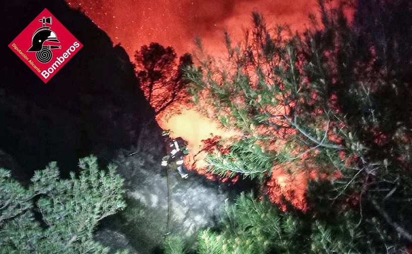 Un incendi forestal calcina més d'una hectàrea a Penàguila