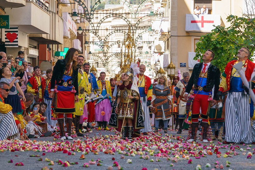 Protagonisme per a Sant Jordiet en una multitudinària processó de la Relíquia