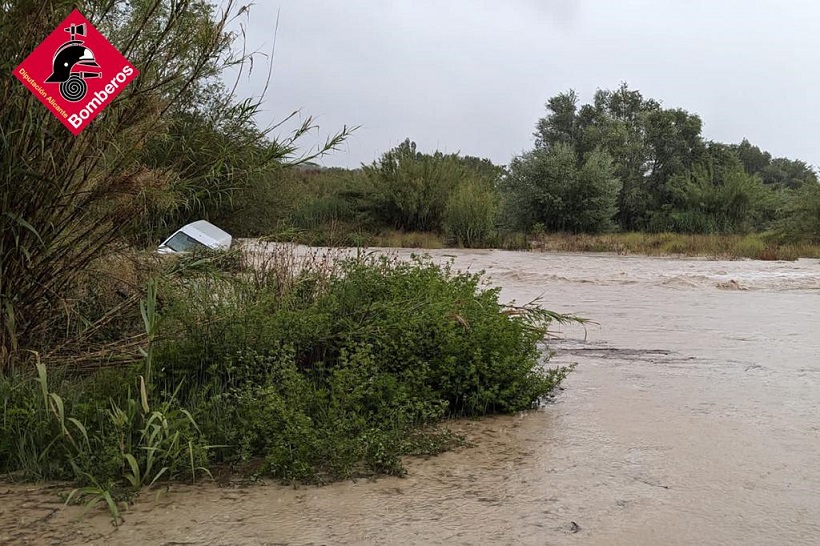 Un home és rescatat del seu vehicle després de quedar atrapat per la pluja