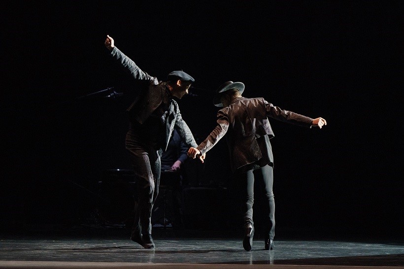 La danza llenó el escenario del Teatre Calderón este jueves a través del espectáculo ‘Yarin’, interpretado por Kukai Dantza. Esta obra aúna las raíces flamencas de Andrés Marín y las vascas de Jon Maya, que son los dos bailarines de este espectáculo, coreografiado por ambos y por Sharon Fridman. Este espectáculo fue estrenado en la Bienal de Flamenco de Sevilla de 2022, y Andrés Marín cuenta con el Premio Nacional de Danza 2022, el mismo reconocimiento con el que contó Kukai Dantza en 2017.