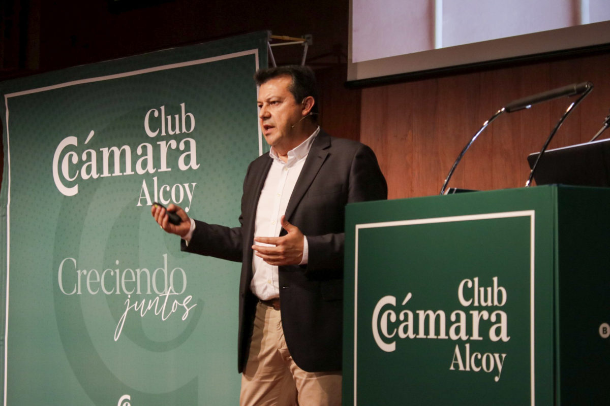 El Club Cámara Alcoy se ha presentado esta semana en sociedad, ante alrededor de un centenar de asistentes, como un espacio de encuentro empresarial e impulsor de negocios, que tiene como uno de sus objetivos “fortalecer más nuestro músculo empresarial y económico”, además de para “crear sinergias y conocimiento de aquello en lo que tenemos experiencia”, en palabras del presidente de la Cámara de Comercio de Alcoy, Pablo de Gracia, que además, fue el encargado de abrir el acto en el IVAM CADA Alcoy, en el que el experto en Desarrollo Personal para Directivos y Profesionales y coach empresarial, Francisco Páez, ofreció la conferencia ‘Autoconocimiento para el liderazgo’. De Gracia, destacó por encima de todos los propósitos de esta iniciativa el de “mejorar nuestro tejido económico, y al final nuestra sociedad”. Asimismo, en esta presentación se dieron a conocer algunas de las ventajas de pertenecer al Club Cámara Alcoy, como por ejemplo, tener un acceso prioritario a los servicios de consultoría de la Cámara, posicionamiento de la marca, aumentar la visibilidad o actividades de networking. Pablo de Gracia avanzó en primicia la primera acción prevista de este club, siendo un taller almuerzo conducido por el director comercial de la empresa Puma, Juan Carlos Jiménez. El presidente del Consejo de Cámaras de la Comunidad Valenciana, José Vicente Morata, considera que la creación de Club Cámara Alcoy “supondrá un antes y un después para la actividad social y económica del territorio”. Además, avanzó que se está trabajando y llegando a acuerdos para que miembros de un club, puedan acudir a otros en cualquier punto del país y también a nivel internacional. Por su parte, el alcalde en funciones –en el momento de la presentación–, Toni Francés, comunicó que una vez en vigor el presupuesto municipal, se va a trabajar en el convenio con la Cámara para poner en marcha la Oficina de Atracción de Inversiones.