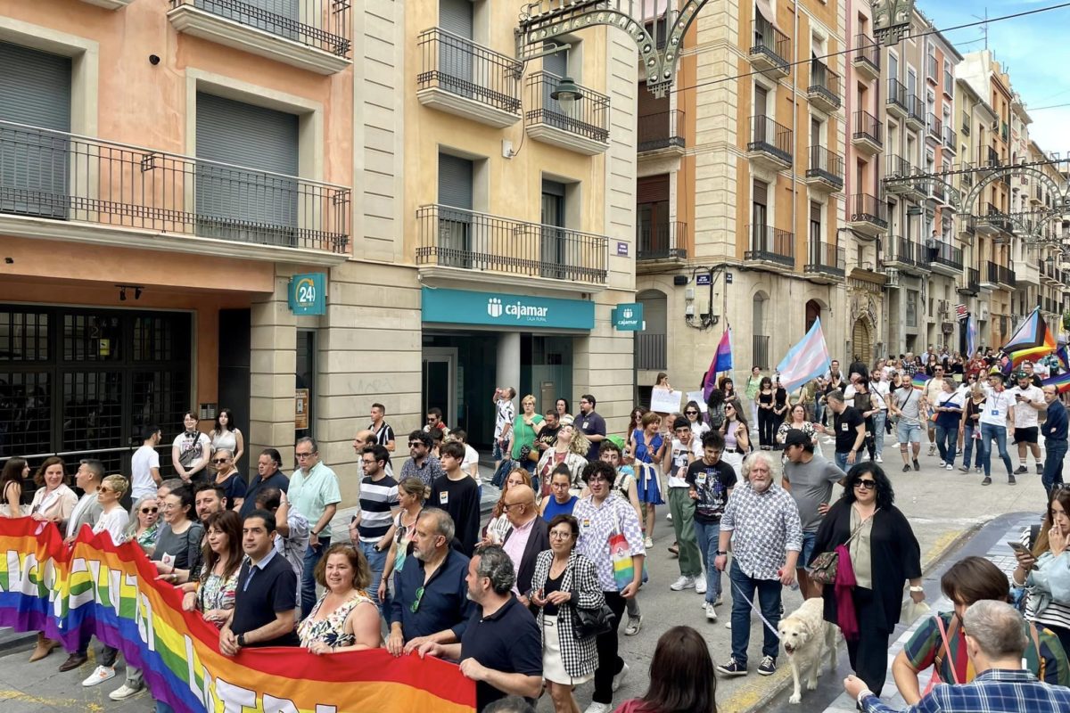 La manifestación del Orgullo LGTBI llena de gente y colorido las calles