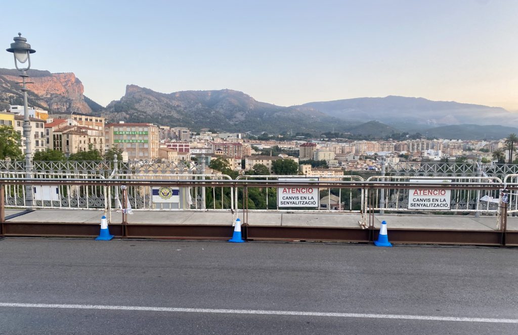 Cau al riu un tram de barana