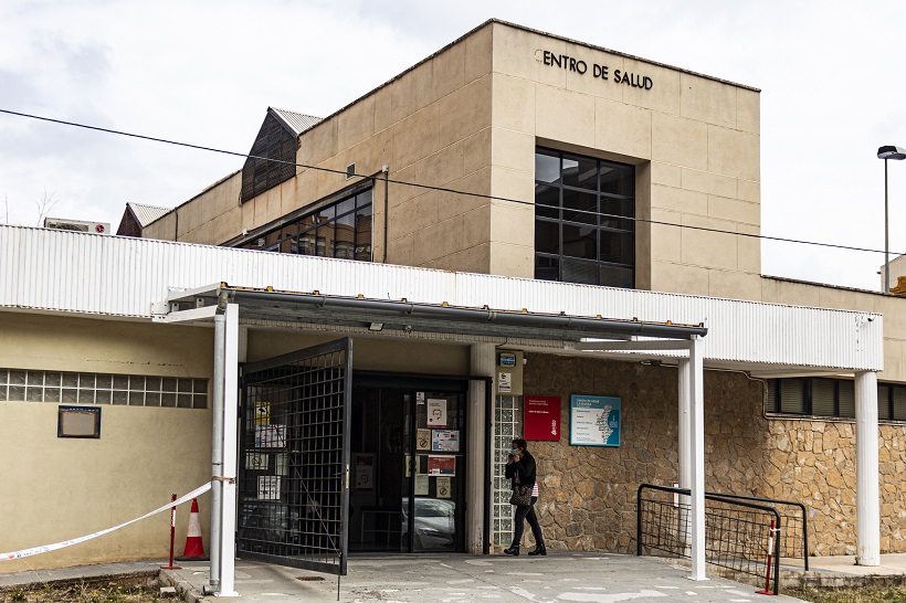 Denúncia per agressió verbal a una zeladora i colpejar una porta