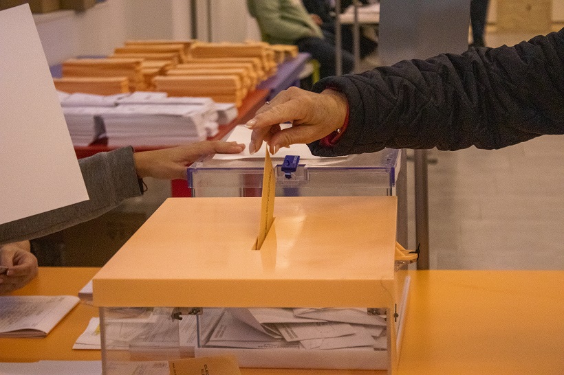 El PP y Vox critican el traslado de mesas electorales